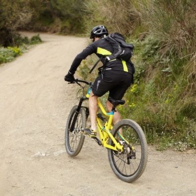 people-sports-extreme-risk-active-healthy-lifestyle-concept-young-european-male-cyclist-wearing-cycling-clothing-protective-gear-riding-yellow-mountain-bike-fast-along-trail-forest_273609-239